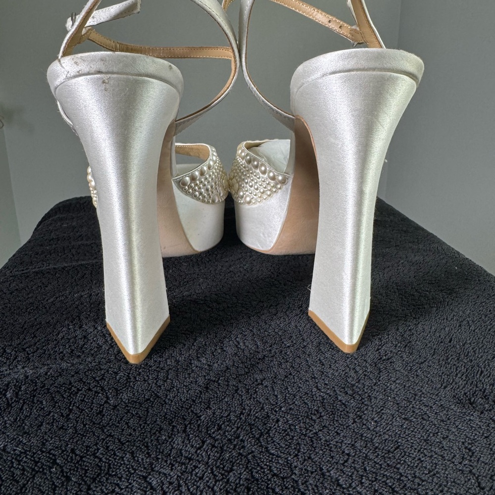 Badgley Mischka Women’s Bryleigh Heels - Minor Flaws on some of the pearls - Picture 8 of 15
